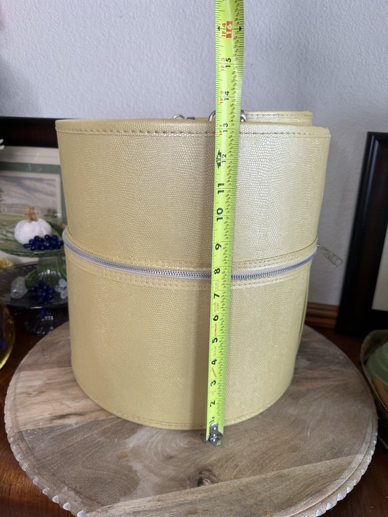 Vintage Mid-Century Butter Yellow Wig / Hat Box Round Travel Case w/ Handle main image 4